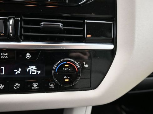 Used 2023 Nissan Pathfinder SL image 18