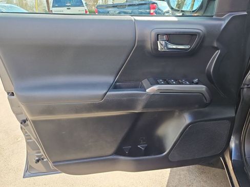 Used 2021 Toyota Tacoma TRD Off-Road image 11