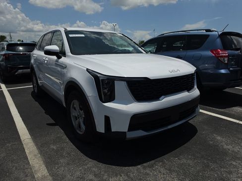 Used 2024 Kia Sorento LX FWD image 2