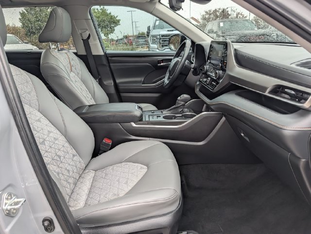 Used 2022 Toyota Highlander Bronze Edition FWD image 36