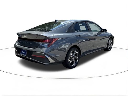 Used 2025 Hyundai Elantra Sport image 3