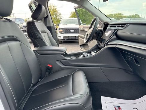 Used 2024 Jeep Grand Cherokee Limited image 24