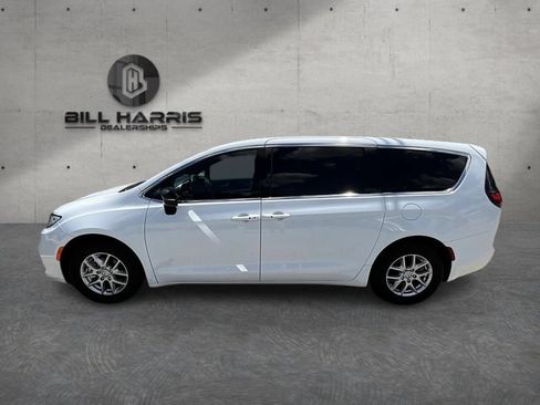 Used 2025 Chrysler Pacifica Select FWD image 8