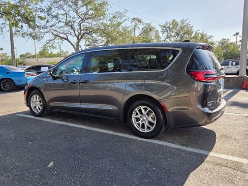 Used 2023 Chrysler Pacifica Touring-L FWD image 4
