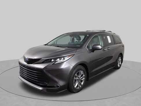 Used 2024 Toyota Sienna Limited AWD/4WD image 2