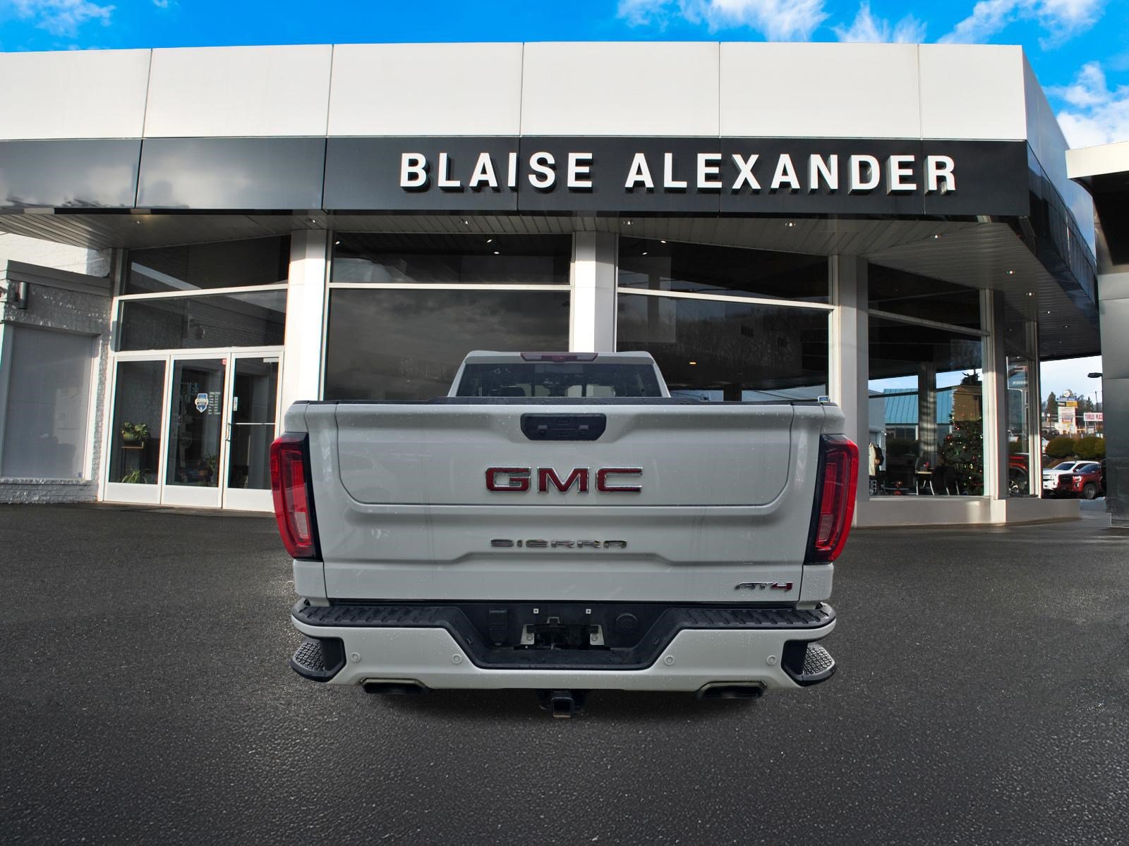 Used 2024 GMC Sierra 1500 AT4 w/ Technology Package AWD/4WD image 4