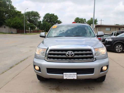 Used 2017 Toyota Sequoia SR5 AWD/4WD image 3