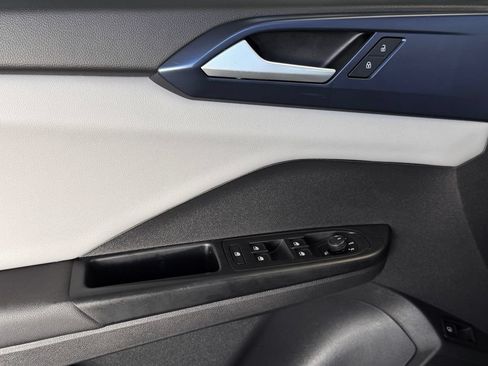Used 2022 Volkswagen Taos SE w/ Panoramic Sunroof Package FWD image 20