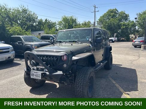 Used 2015 Jeep Wrangler Unlimited Sahara w/ Connectivity Group AWD/4WD image 7