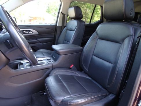Used 2018 Chevrolet Traverse AWD LT w/ 2LT image 2