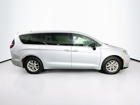 Used 2024 Chrysler Pacifica Touring-L image 10