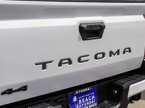 Used 2025 Toyota Tacoma SR5 AWD/4WD image 10