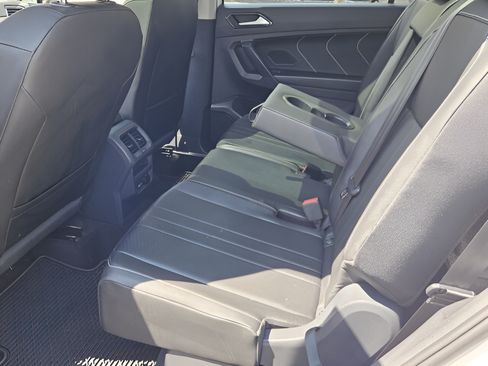 Used 2023 Volkswagen Tiguan SE w/ Panoramic Sunroof Package FWD image 9