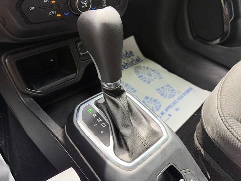 Used 2020 Jeep Renegade Altitude FWD image 12