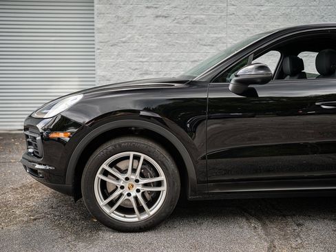 Used 2023 Porsche Cayenne Base w/ Premium Package image 11