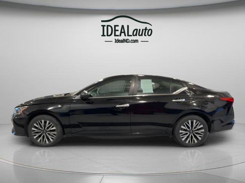 Used 2024 Nissan Altima 2.5 SV image 2