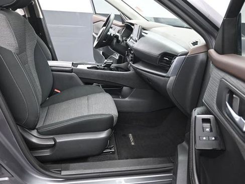Used 2021 Nissan Rogue SV FWD image 18