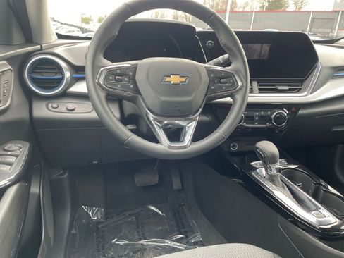 Used 2025 Chevrolet Trax LT w/ LT Convenience Package image 32