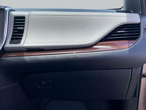 Used 2018 Toyota Sienna Limited FWD image 18
