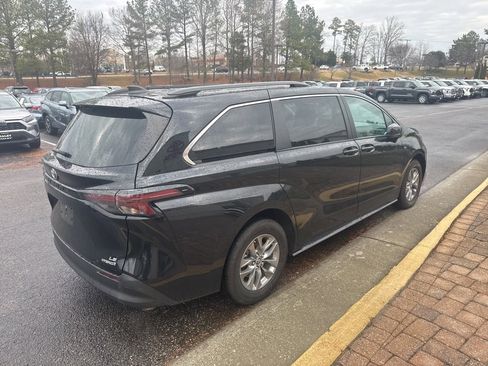Used 2024 Toyota Sienna LE image 3