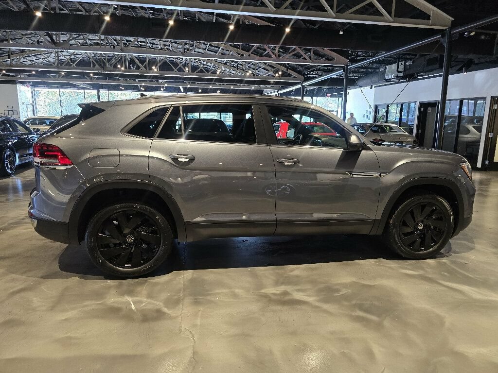 Used 2024 Volkswagen Atlas Cross Sport SE w/ Panoramic Sunroof Package FWD image 4
