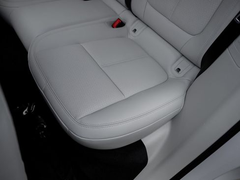 Used 2025 Porsche Macan AWD/4WD image 38