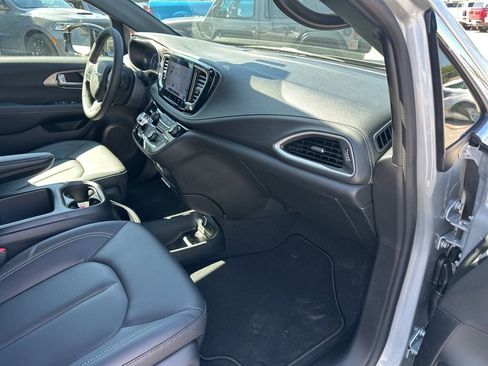 New 2026 Chrysler Pacifica Select image 53