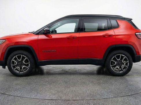 Used 2025 Jeep Compass Trailhawk image 5