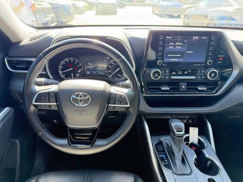 Used 2021 Toyota Highlander XLE AWD/4WD image 22