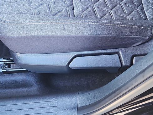 Certified 2025 Nissan Kicks SV image 10