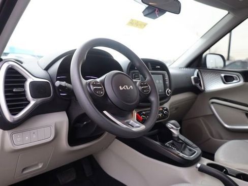 Used 2025 Kia Soul LX image 18
