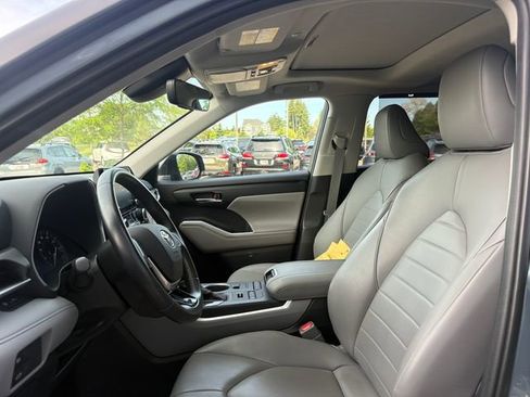 Used 2020 Toyota Highlander XLE AWD/4WD image 5