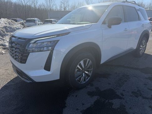 New 2026 Nissan Pathfinder SL image 1
