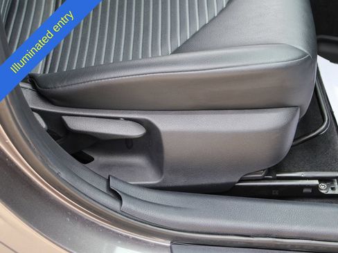 Used 2021 Toyota Camry SE FWD image 10