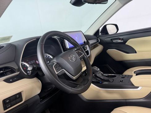 Used 2024 Toyota Highlander XLE FWD image 19