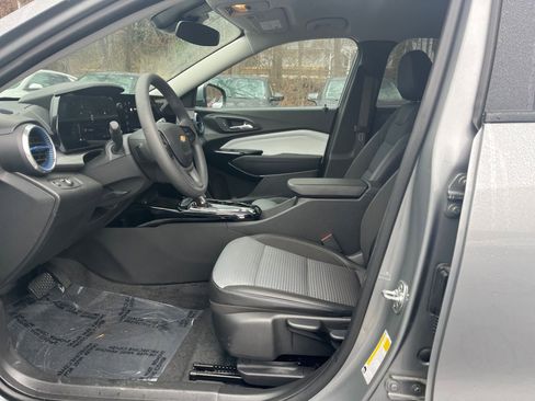 Used 2025 Chevrolet Trax LT image 21