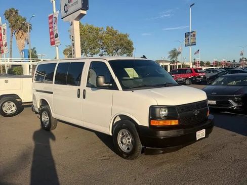 Used 2017 Chevrolet Express 2500 RWD image 3