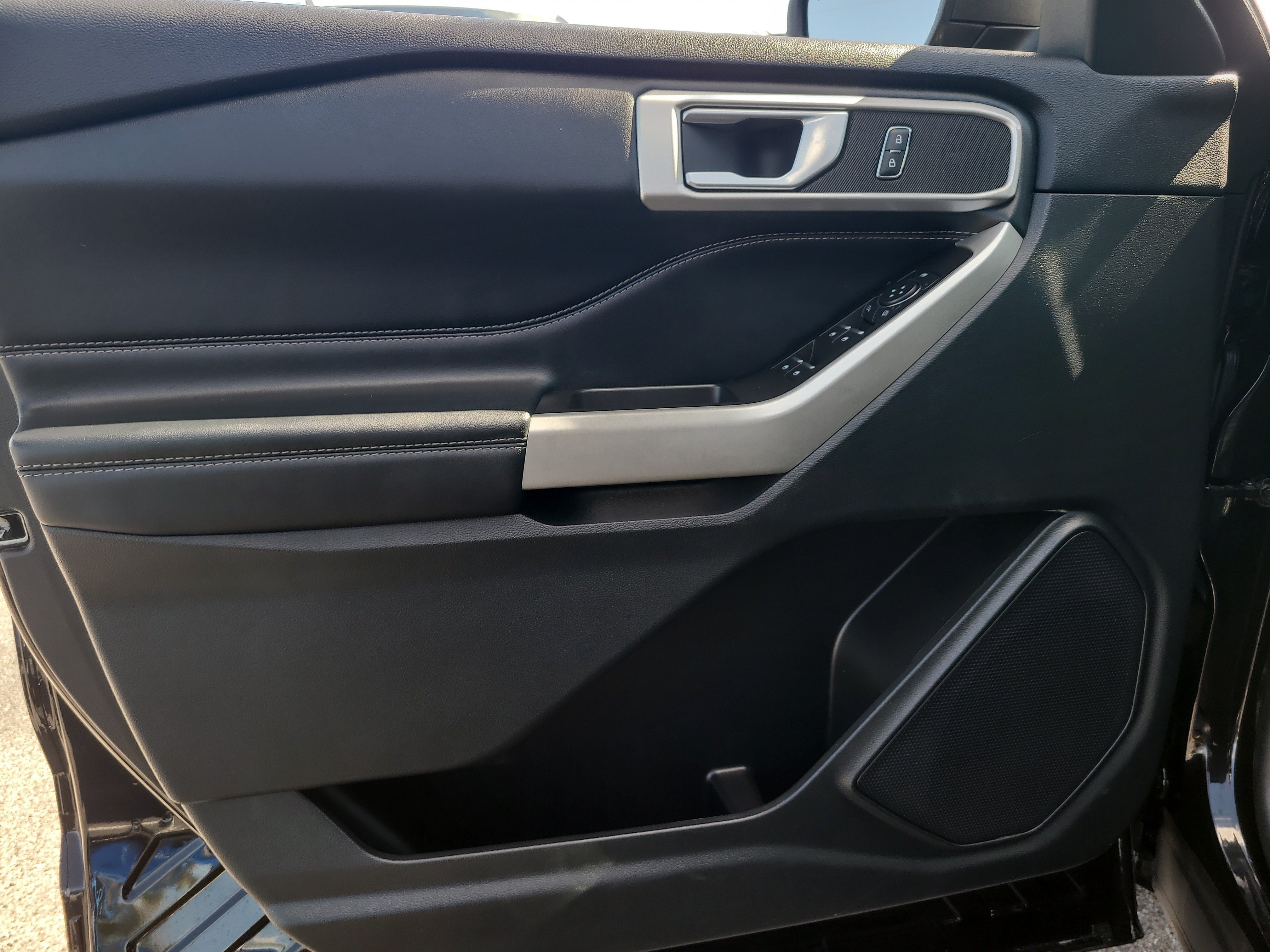 Used 2023 Ford Explorer XLT RWD image 16