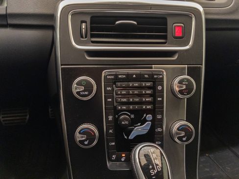 Used 2016 Volvo V60 T6 R-Design Platinum w/ Climate Package image 21