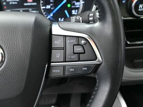 Used 2021 Toyota Highlander XLE image 29