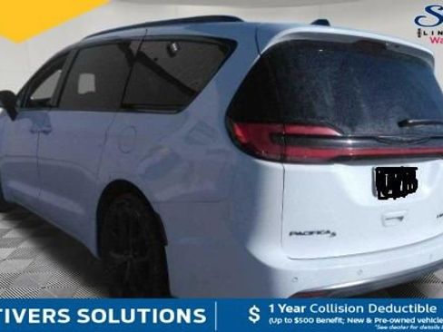 Used 2025 Chrysler Pacifica Limited image 4