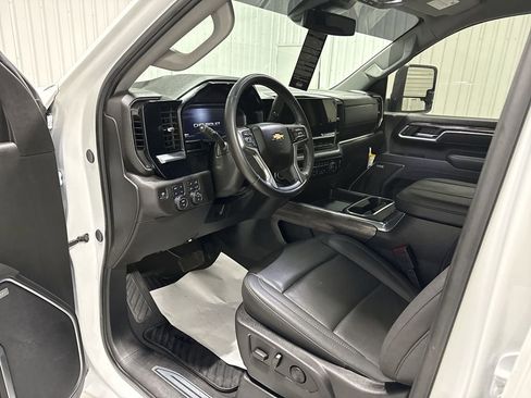 Used 2025 Chevrolet Silverado 2500 LTZ w/ LTZ Convenience Package image 10