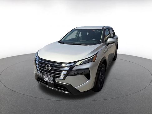 Used 2025 Nissan Rogue SV FWD image 9