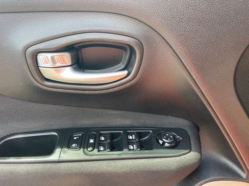 Used 2016 Jeep Renegade Latitude w/ Popular Equipment Group AWD/4WD image 27