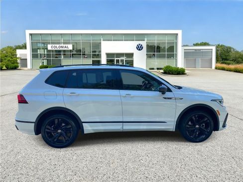 Used 2023 Volkswagen Tiguan SE R-Line AWD/4WD image 6