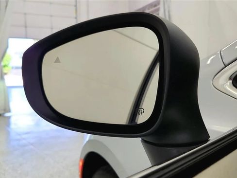 Used 2023 Chrysler Pacifica Touring-L FWD image 28