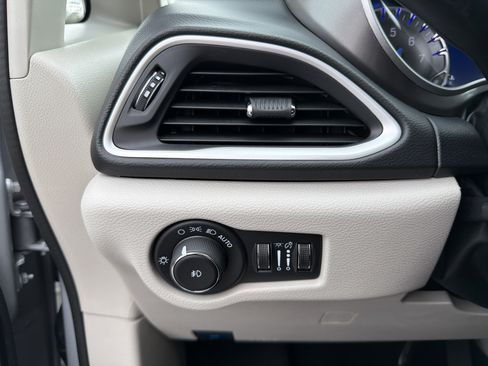 Used 2024 Chrysler Pacifica Touring-L image 13