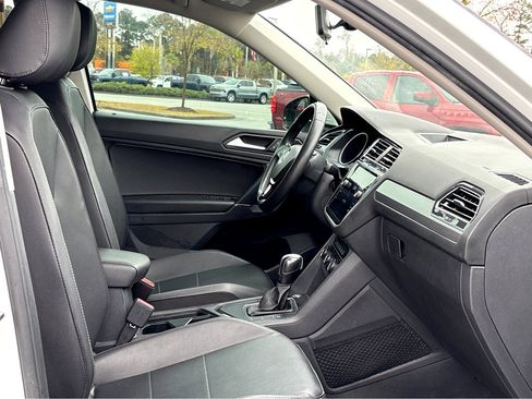 Used 2020 Volkswagen Tiguan SE w/ Panoramic Sunroof Package image 7