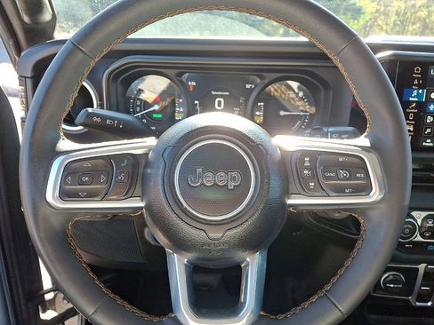 Used 2024 Jeep Wrangler Unlimited Sahara w/ Technology Group AWD/4WD image 8