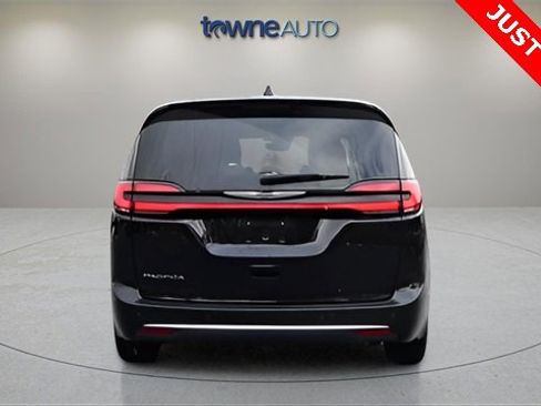 Used 2024 Chrysler Pacifica Touring-L image 5